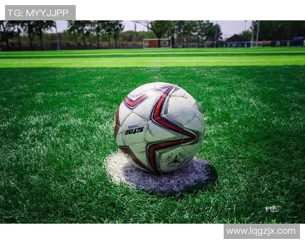 足球明星与孩子的温馨时光：亲子足球梦的启航与成长